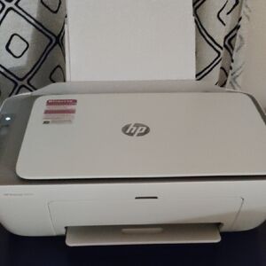 HP DeskJet Printer in White and Gray